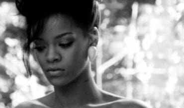 Rihanna volvió a posar para Armani