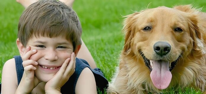 Niños y mascota en casa