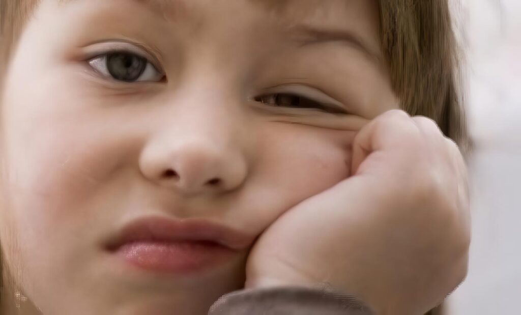 Niña aburrida