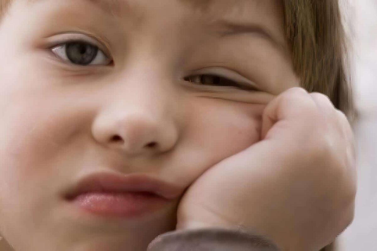 Niña aburrida