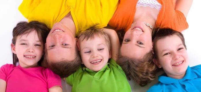 Niños felices niños sonriendo