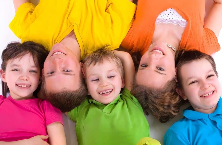 Niños felices niños sonriendo