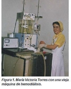 María Victoria Torres con una vieja Máquina de Hemodiálisis