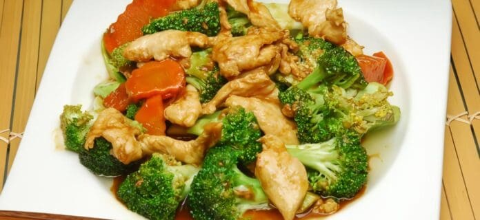 Pollo en Tiras con Verduras Chinas