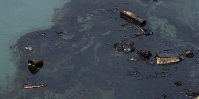 Нефть в воде картинки