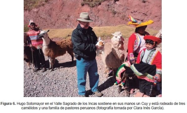 Hugo Sotomayor en el Valle Sagrado de los Incas sostiene en sus manos un Cuy