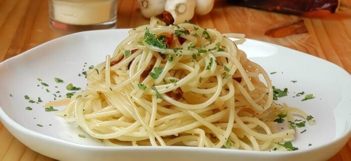 Espaguetis-tomates-albahaca-ajo