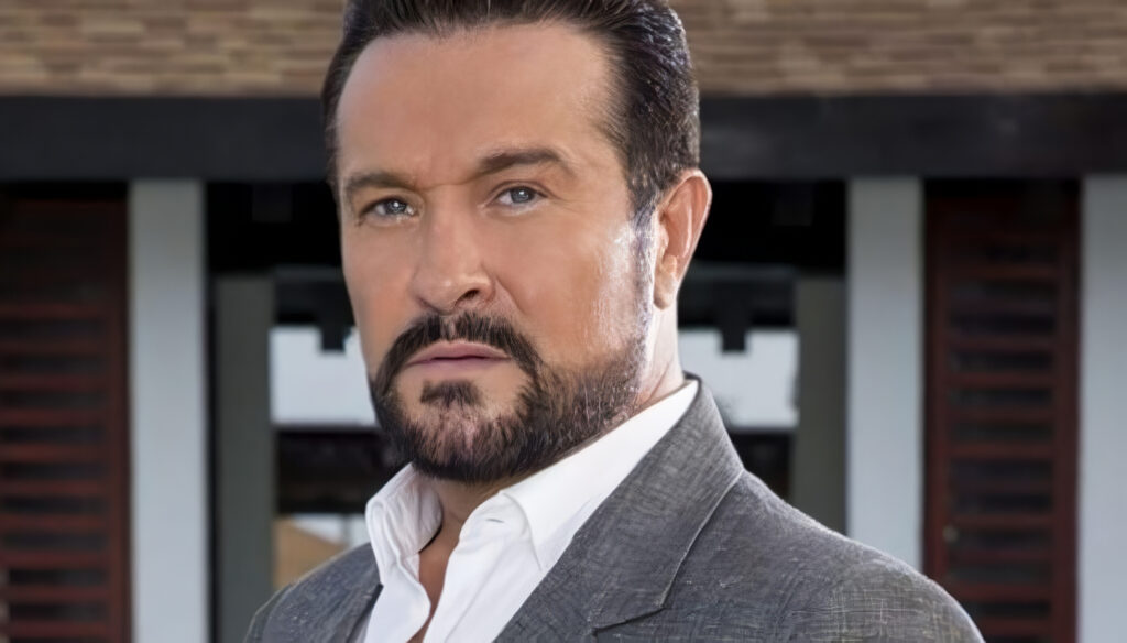 La Biografía de Arturo Peniche