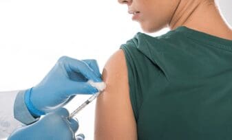 Efectos de vacunas COVID en mujeres