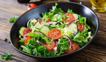 Ensalada de lechuga y tomate con cebolla morada