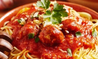 Spaghetti con salsa de tomate y albóndigas