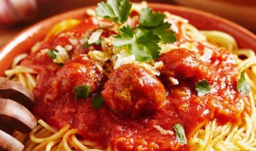 Spaghetti con salsa de tomate y albóndigas