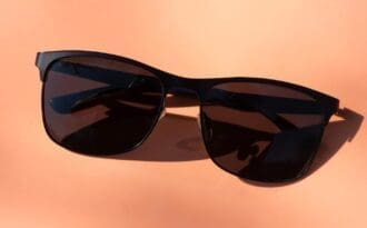 Elegancia y protección : gafas Oakley y Versace para hombres