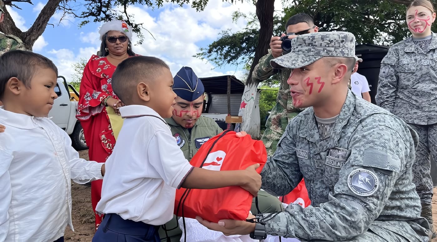 Fuerza Aeroespacial Brinda Apoyo a niños en la Guajira