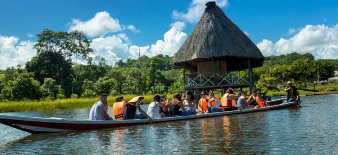 Turismo en el río Amazonas