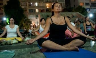 Yoga Podría Combatir los Síntomas de la Fibromialgia