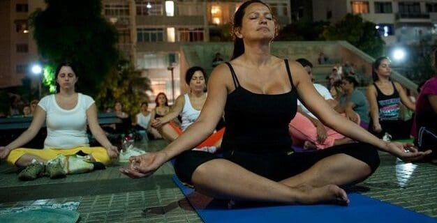 Yoga Podría Combatir los Síntomas de la Fibromialgia