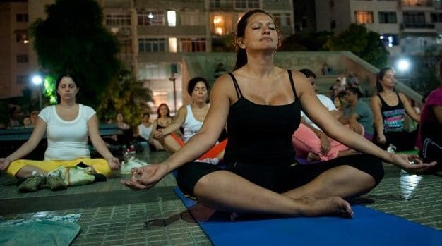 Yoga Podría Combatir los Síntomas de la Fibromialgia