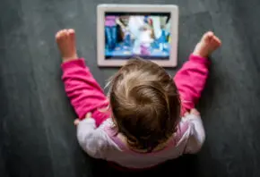 Efectos del tiempo frente a pantallas en el sueño infantil