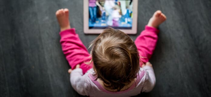 Efectos del tiempo frente a pantallas en el sueño infantil