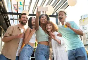 10 Formas Simples de Transformar una Reunión de Amigos