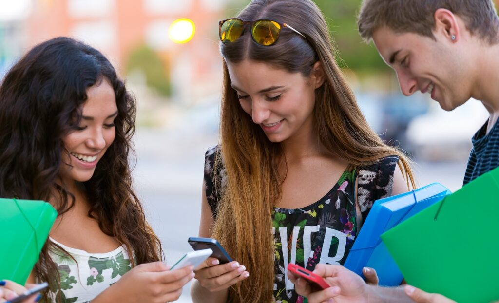 Cómo los estudiantes usan el celular para aprender y explorar finanzas