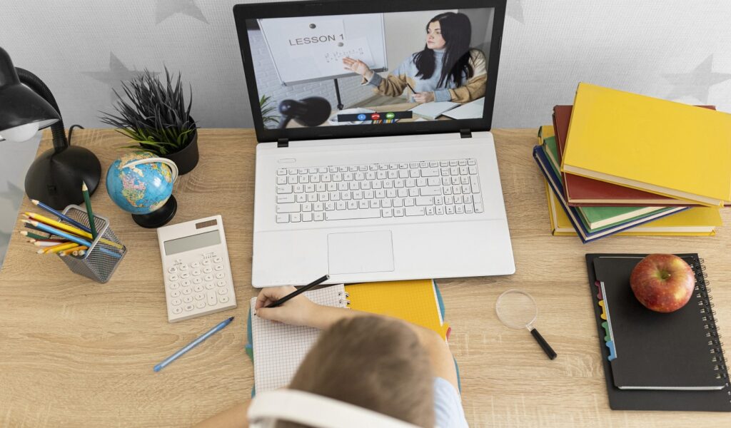 Educación de Calidad sin Fronteras: Analizando el Verdadero Ahorro del Modelo de Estudios a Distancia